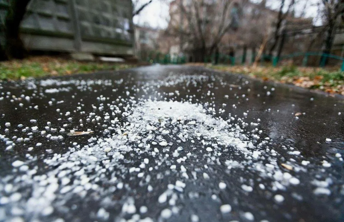 Посыпка дорог солью (источник фото: tgstat.ru)