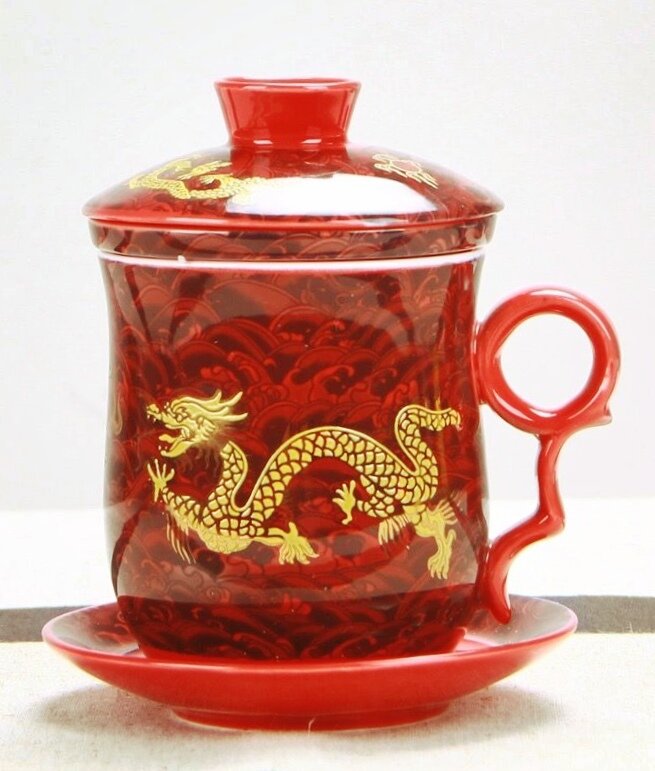 Красная кружка подойдёт как подарок на китайский Новый год