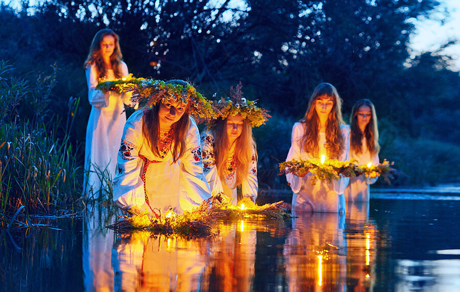 Слова из этимологического словаря. Значение слова блестеть. Перенос значения слова. Синонимы к слову грезит и восторг. Сияй значение слова.