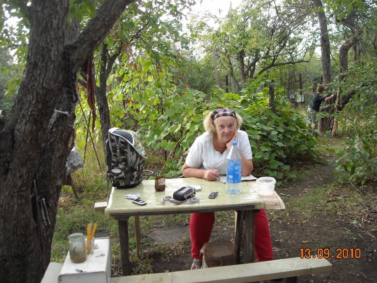 Столешница, обитая куском линолеума, вместо ножек- старые трубы.