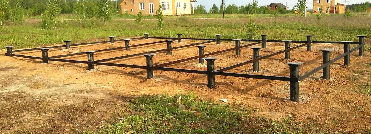 Грунтовые воды и фундамент. Погреба при высоких подземных водах. Грунтовый фундамент. Гидроизоляция фундамента пенетрон. Фундамент дома на воде.