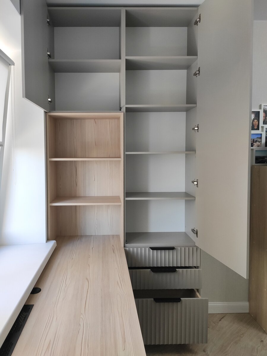 детский стеллаж домик. домик полка для игрушек. монтессори шкаф для одежды. шкаф для детской одежды. комната монтессори.