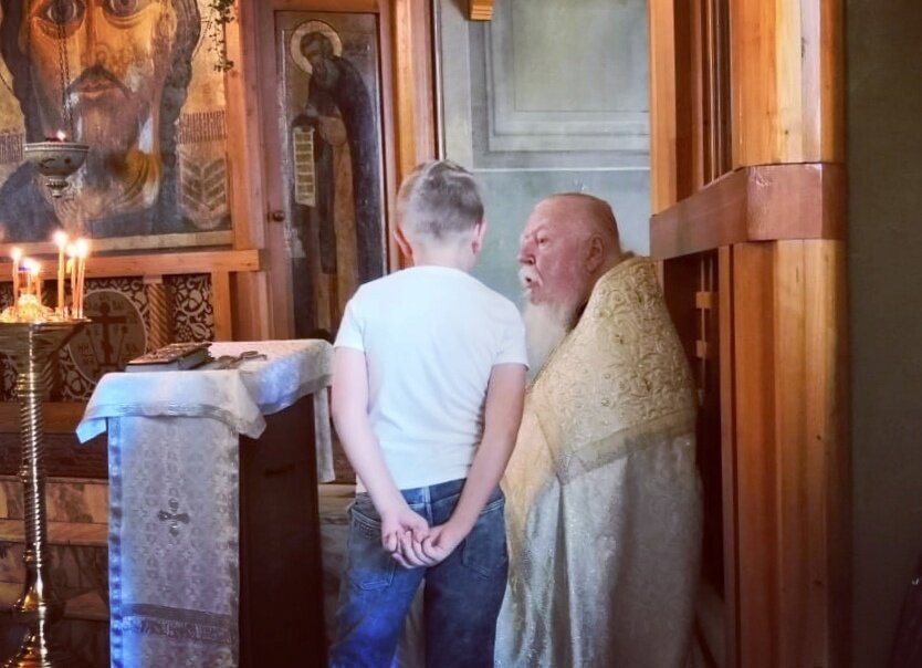 Отец Димитрий (Смирнов) принимает исповедь.