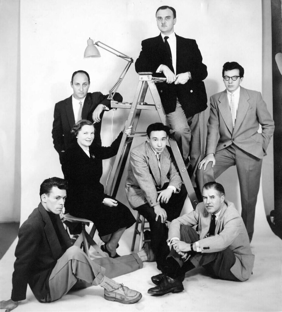 Рекламная фотография выставки "Абстракции дома", октябрь 1953 года, фотография Эверетта Роузборо, архив галереи Роберта Маклафлина, Ошава.