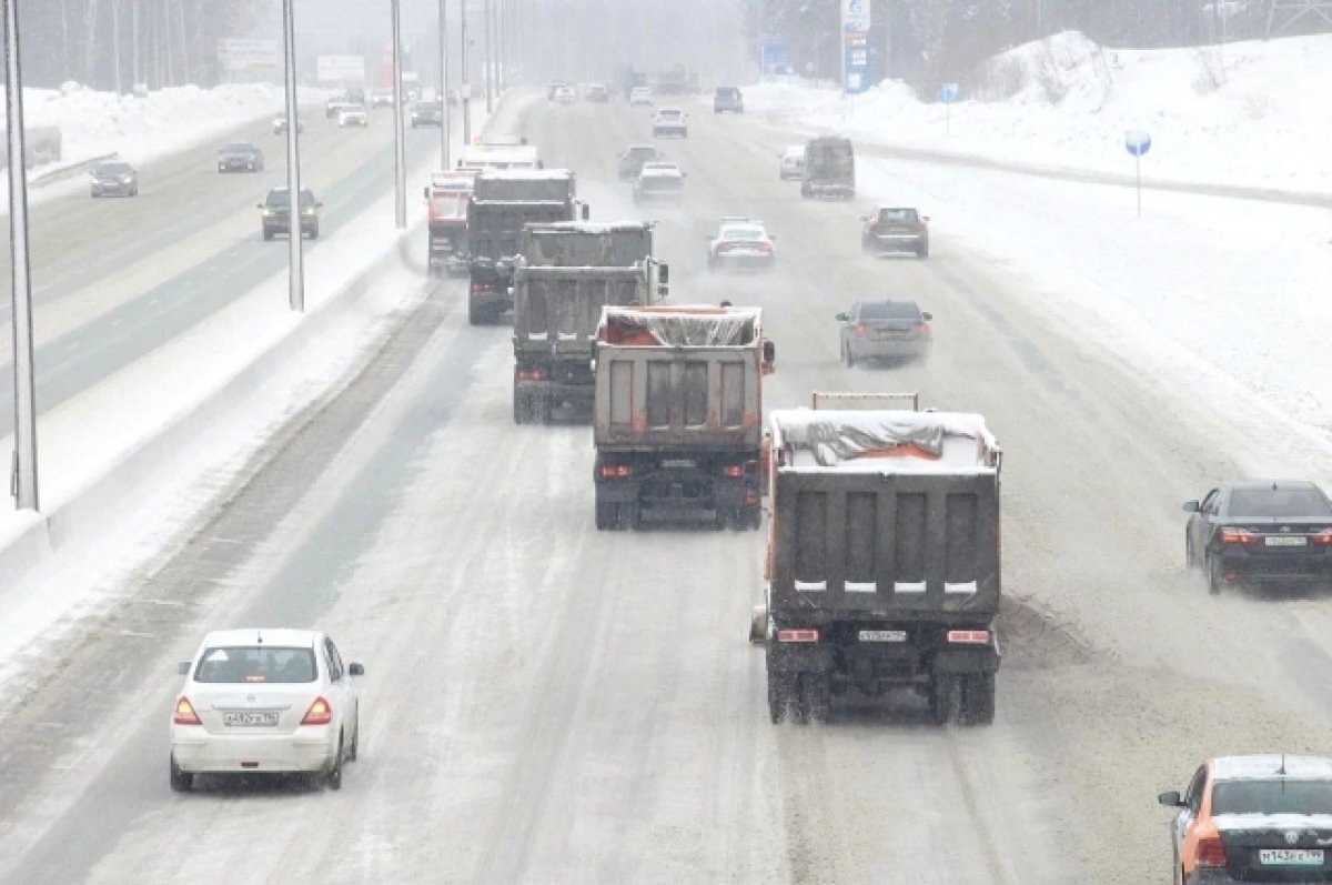    Больше 400 спецмашин устраняют последствия снегопада в Свердловской области