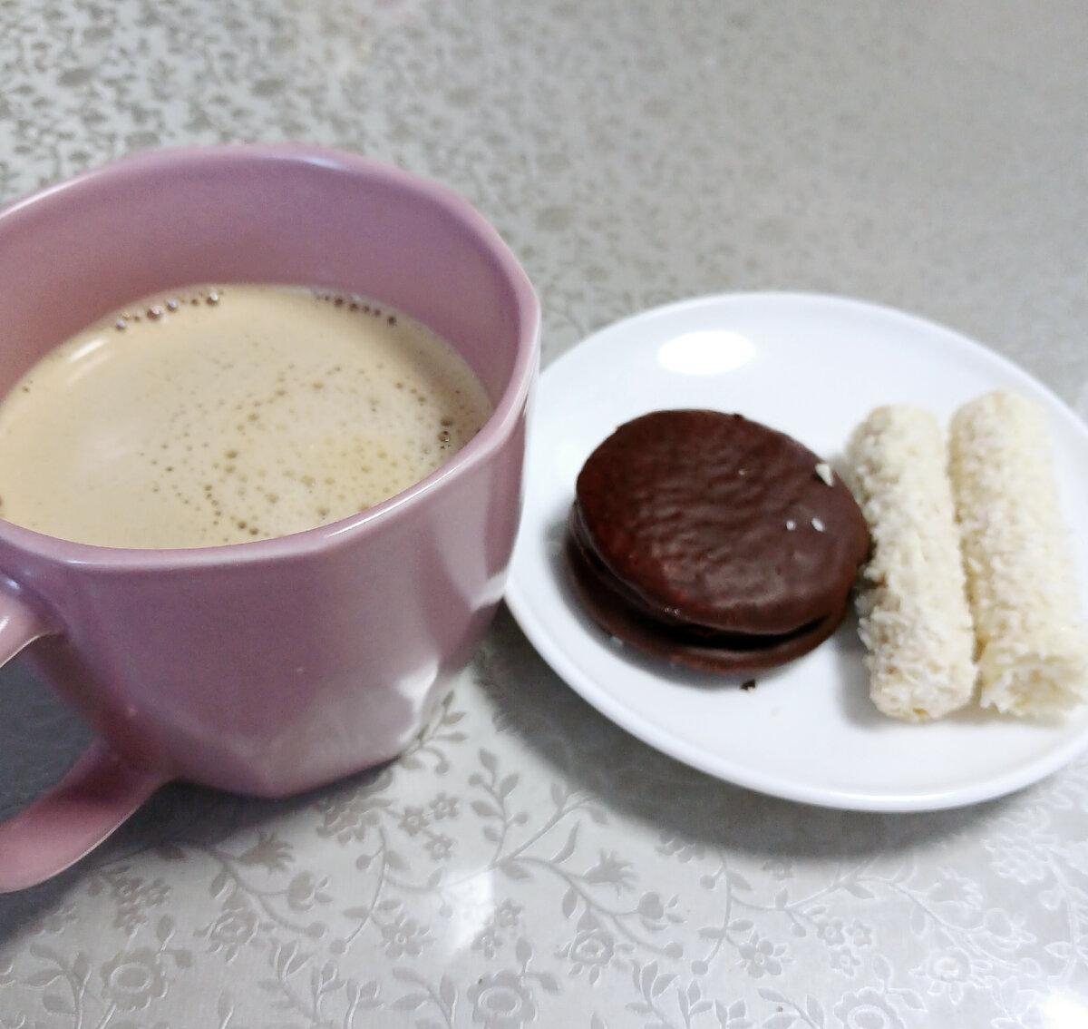 Вот мой сладко-кофейный завтрак, например. Фото автора