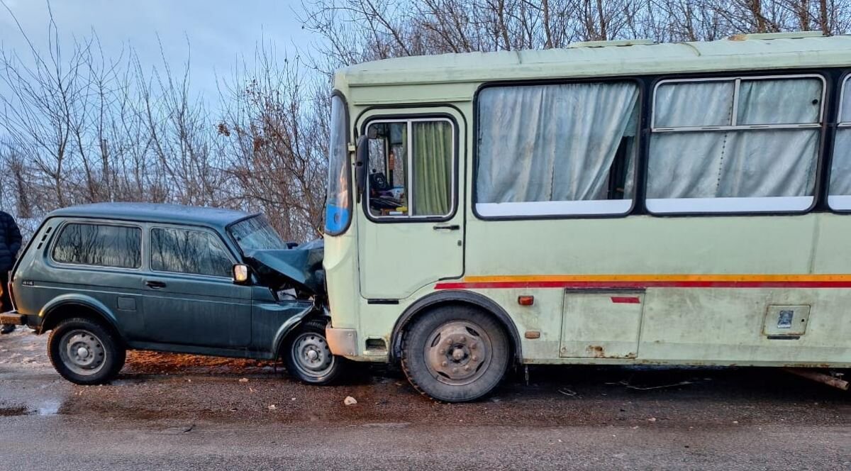 В Воронежской области легковушка врезалась в автобус | «Воронежские  новости» | Дзен