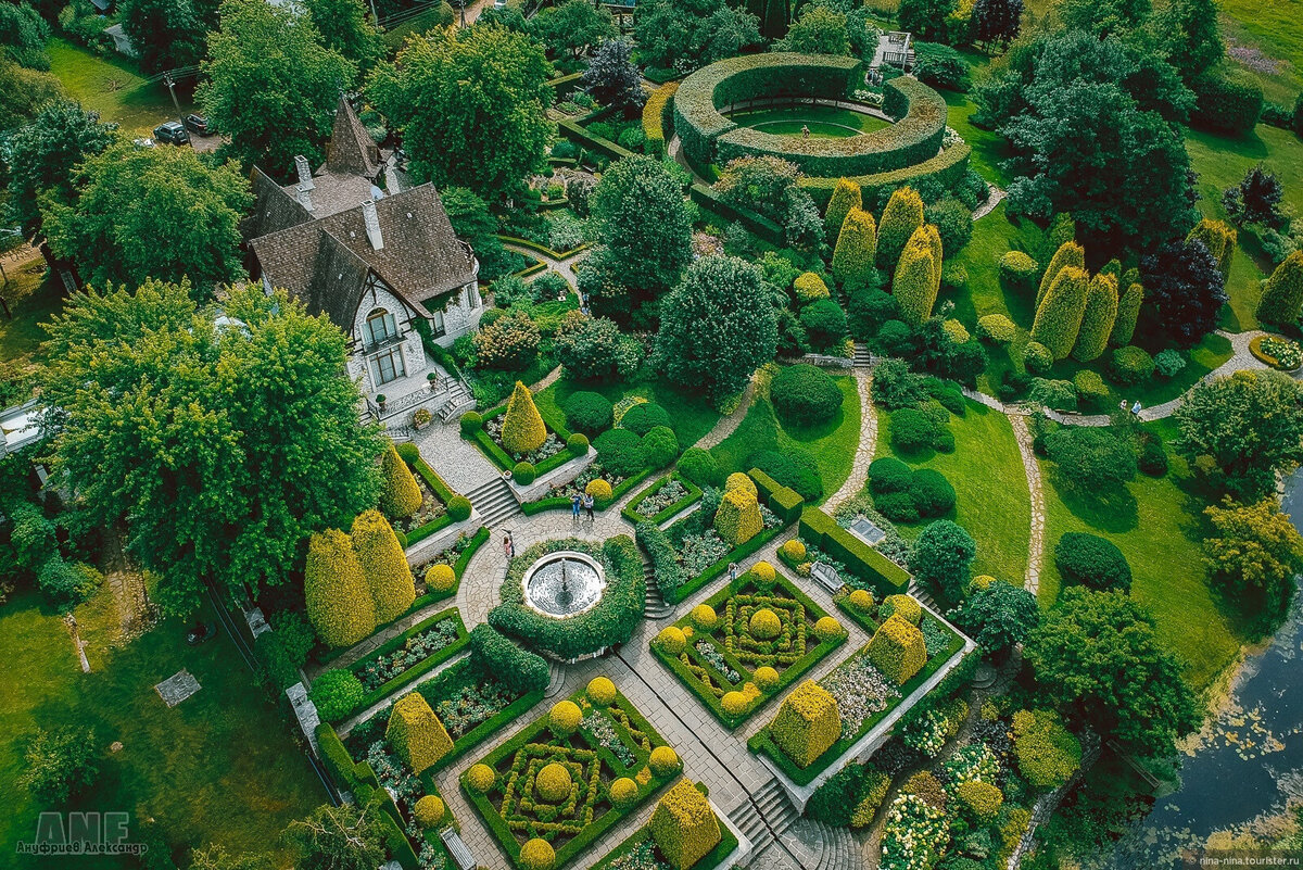 Вид усадьбы с другой стороны с высоты птичьего полета.