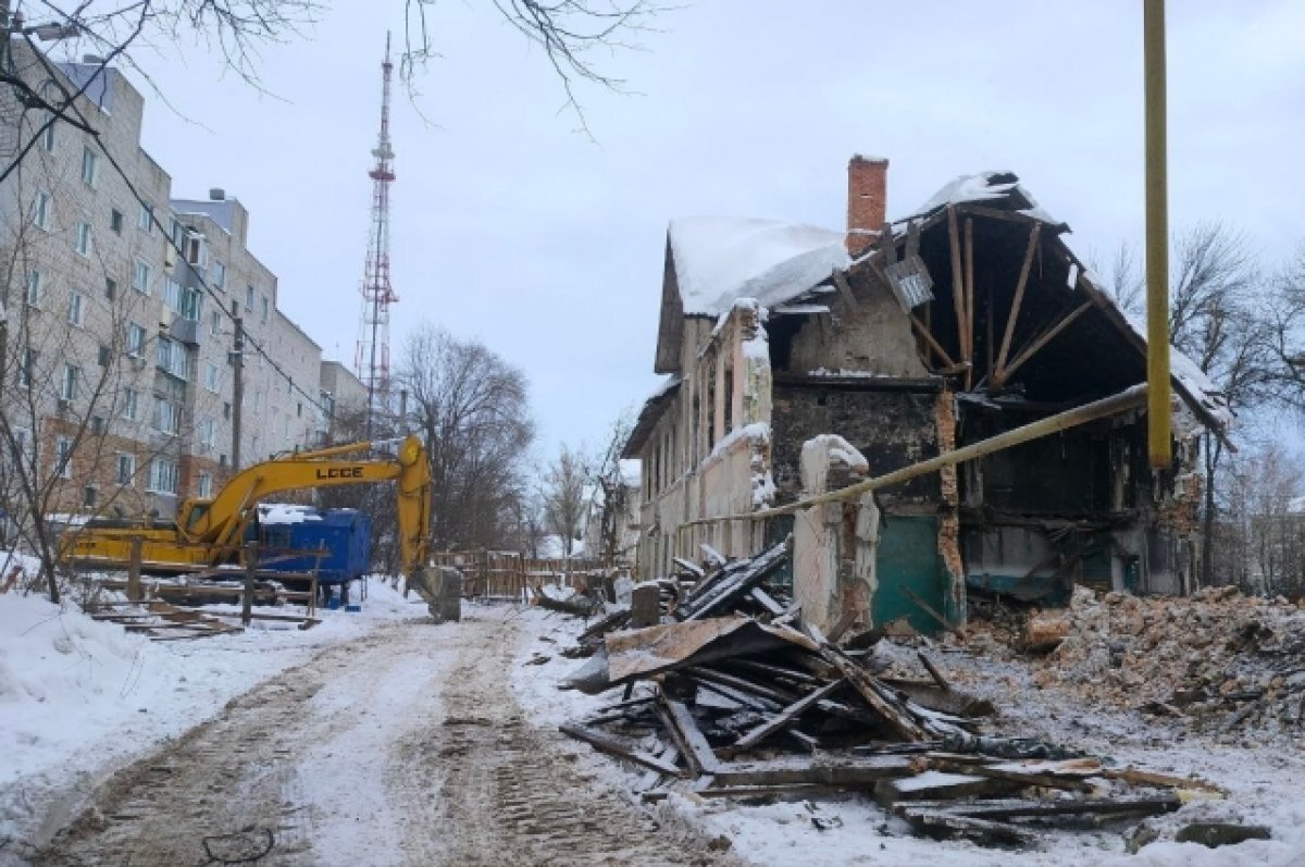    На севере Ульяновска сносят аварийный дом, который два раза горел