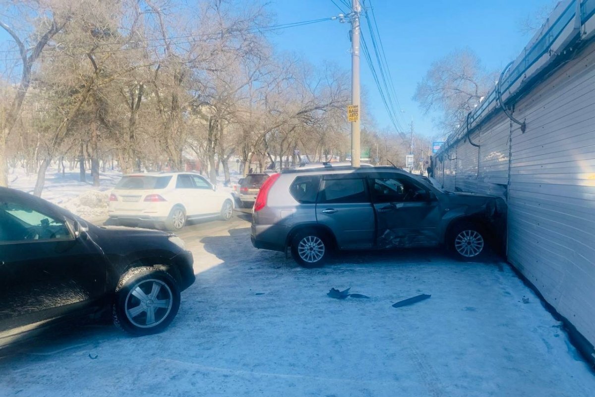 В центре Хабаровска водитель Nissan протаранил магазин, пострадала женщина  | Аргументы и факты - Хабаровск | Дзен