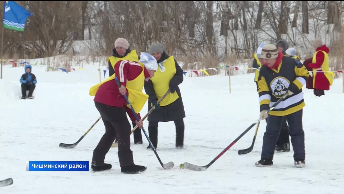    Жительницы четырех сел Башкирии устроили соревнования по хоккею в валенках - сюжет "Вестей"
