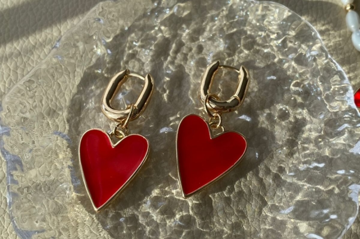    Необычные украшения ручной работы растопят сердце женщины.