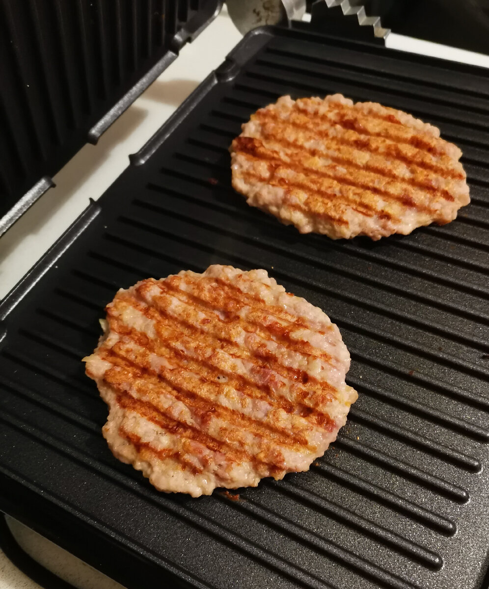 Жарила на гриле котлетки из индейки, без масла. Очень вкусно☺️ Фото автора канала "Счастье есть" 