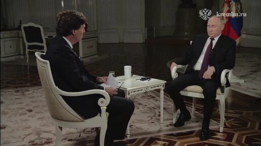 такер карлсон fox news. карлсон берет интервью. карлсон берет интервью. у трампа берут интервью. карлсон берет интервью.