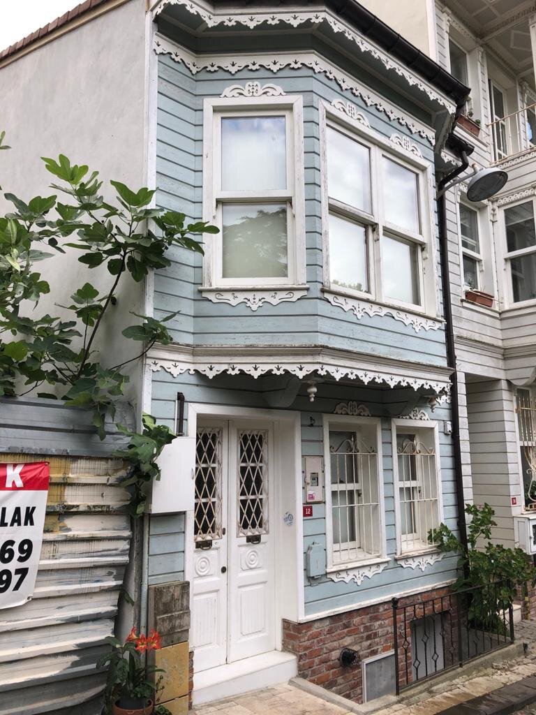 До обновления деревянного фасада.