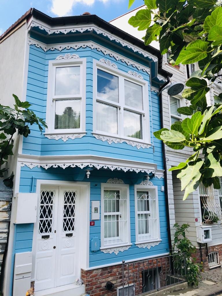 Результат покраски деревянного фасада в небесный оттенок краской Hemel Aqua Breather Paint.