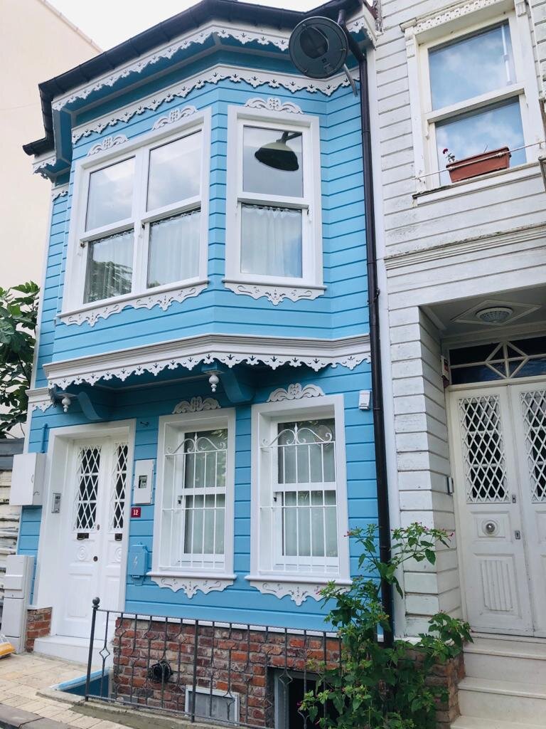 Результат покраски деревянного фасада в небесный оттенок краской Hemel Aqua Breather Paint.