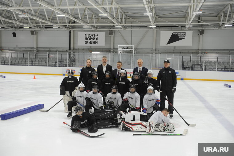    Олег Матыцин и Алексей Текслер с юными хоккеистами