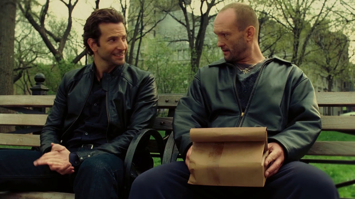 Кадр из к/ф "Области тьмы". Уже успешный писатель и пока ещё идущий к тому барыга