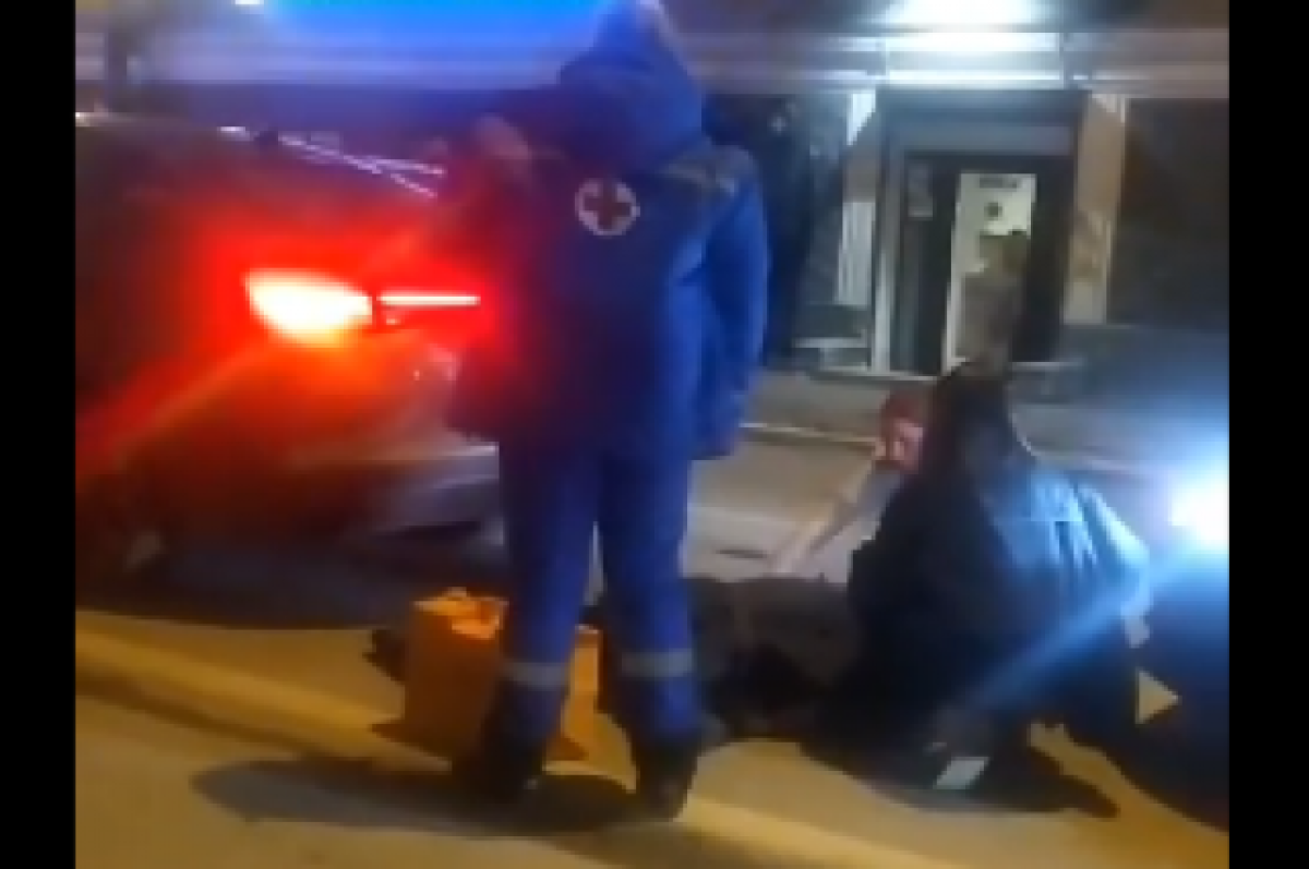    Врачи рядом с пострадавшей сразу после ДТП.