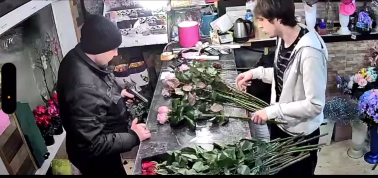    Икебана под дулом пистолета. В Бузулуке продавец собрал букет для неадеквата с оружием Белов Михаил Александрович