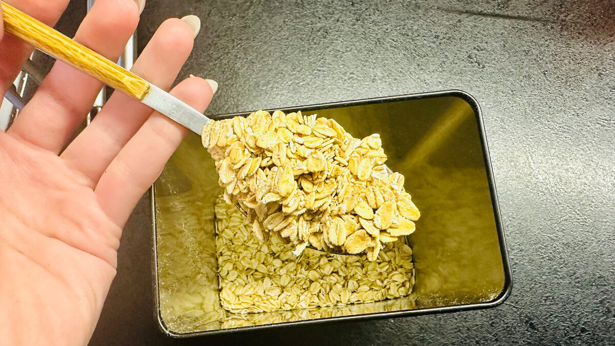 Овсянка "Геркулес" - быстрый вариант завтрака, часто используемых в целях похудения. Варю без молока, иногда добавляю изюм для вкуса. Фото автора.