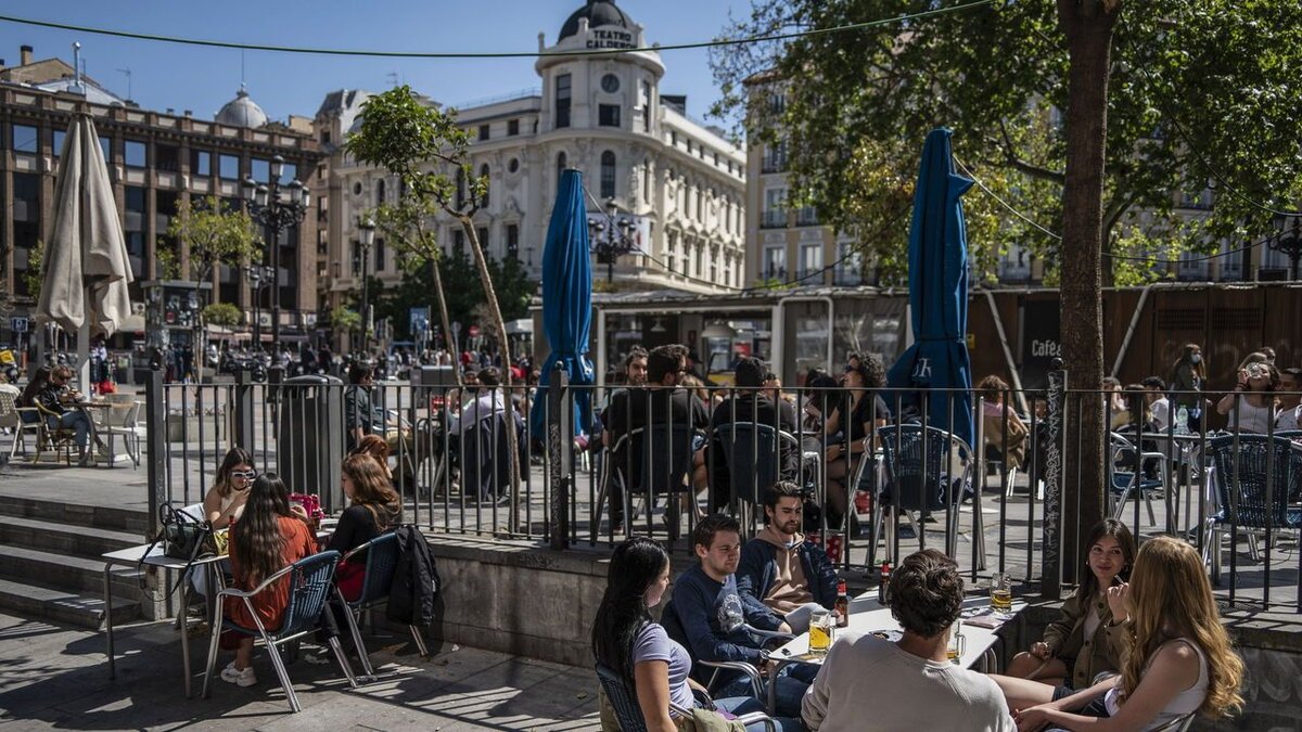 рим колизей и фонтан треви. девушка путешествует. туристы европы. туристы в европе. туристы в европе.