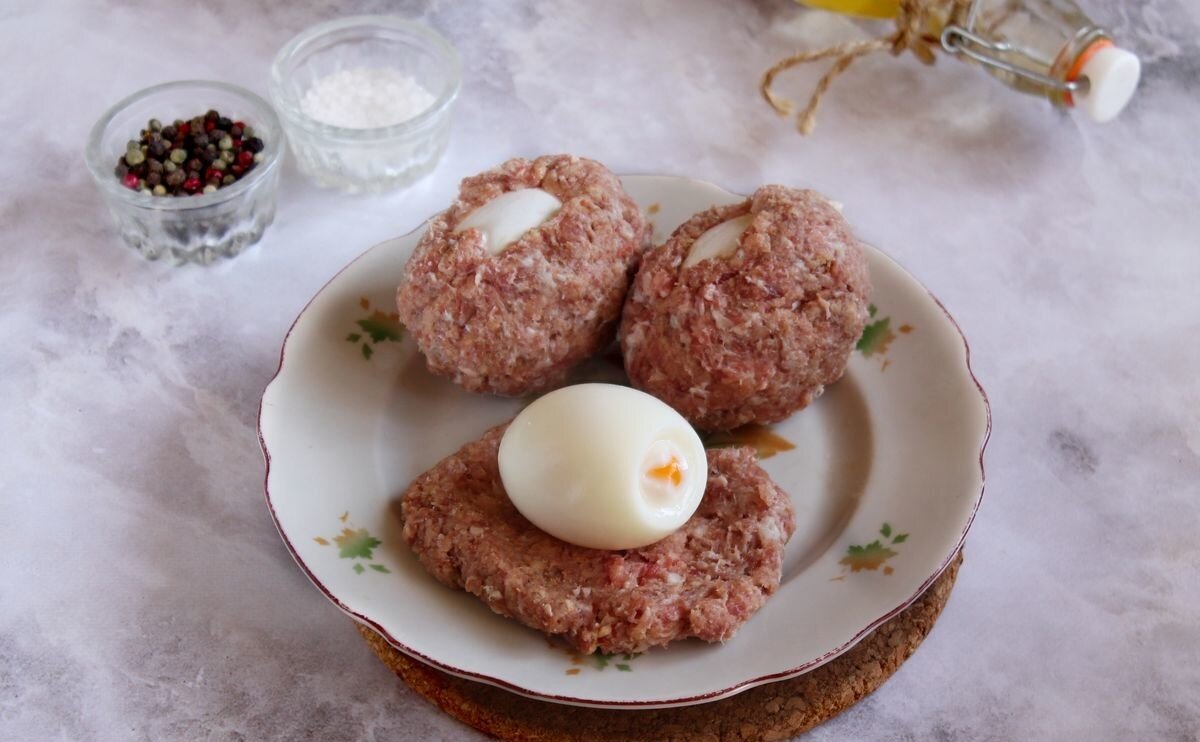 Мясной рулет с перепелиными яйцами