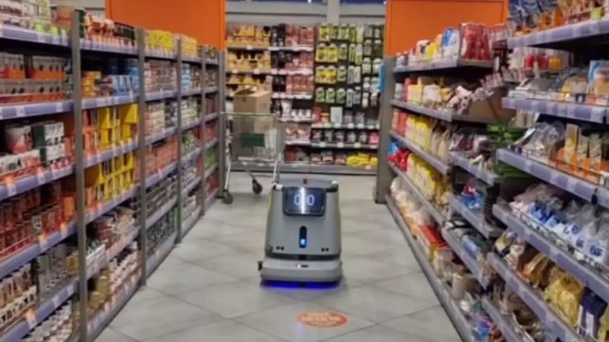     В красноярском магазине заметили робота-уборщика. Узнали, где их можно встретить и что они умеют.