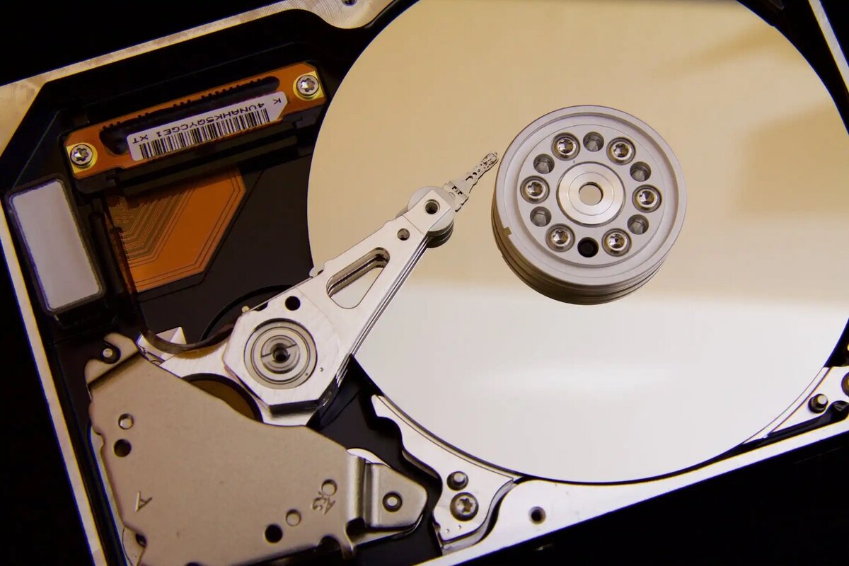    HDD выглядит, как древний виниловый проигрыватель. Но это по-прежнему технологичное и надёжное устройство. Фото: alphr.com