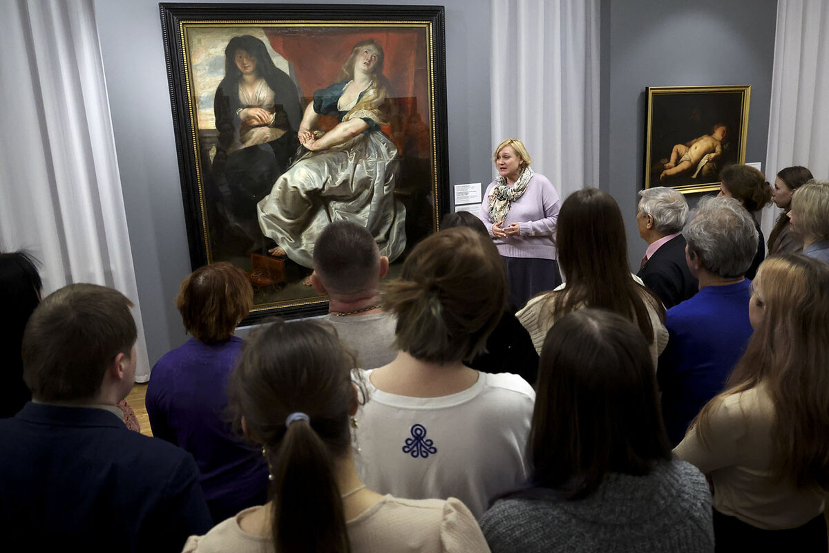 Первые посетители на выставке в НГХМ