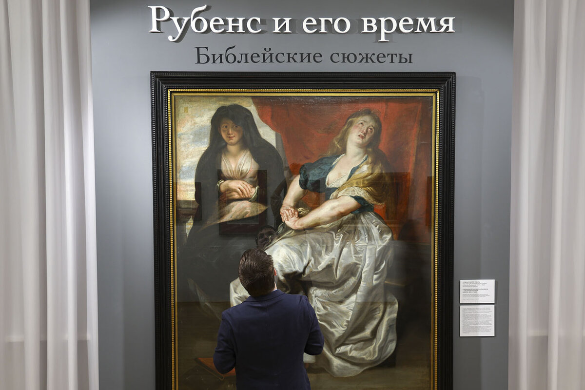 К оригиналу можно подойти близко и сквозь стекло разглядеть малейшие детали