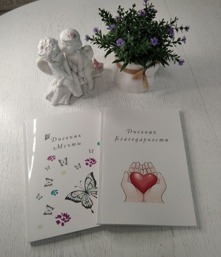 счастливая молодая пара. радостное общение друзей. отношения между людьми. дружный коллектив. здоровые мужчина и женщина.