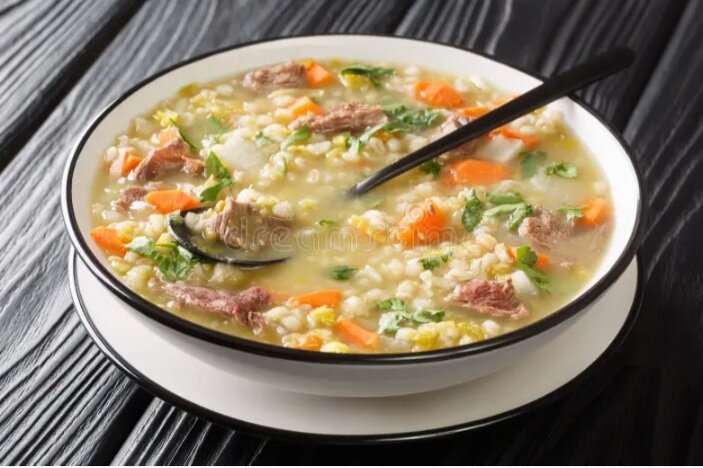 Ингредиенты: 2 стакана нарезанного кубиками бараньего мяса вместе с костями, 4 с.л. сливочного масла, 3 перышка зелёного лука, 2 л воды, 1/2 стакана перловой крупы, 1 стакан нарезанной кубиками моркови, 1 стакан мелко нарубленного сельдерея, 1/2 стакана мелко нарубленной петрушки, 1/2 ч.л. соли, свежемолотый чёрный перец на кончике ножа.