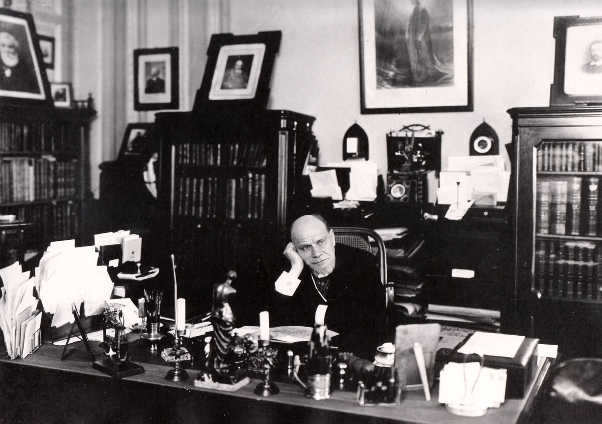 Анатолий Федорович Кони (1844-1827) в своем кабинете. Переснимок В.Т.  Верещагина с оригинала фотографии ИРЛИ РАН