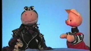 По началу ворона была такая- с лысой головой, но с меняющимися нарядами (фото из интернета)