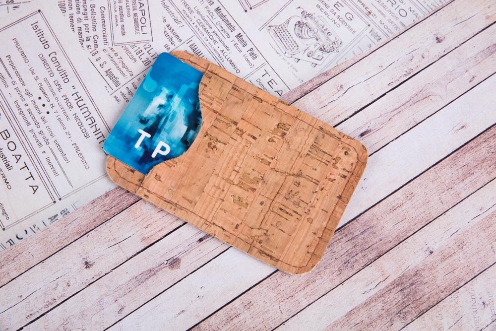 Вам нужно будет вырезать из пробки всего три детали, а после сшить. Еще один полезный подарок готов!