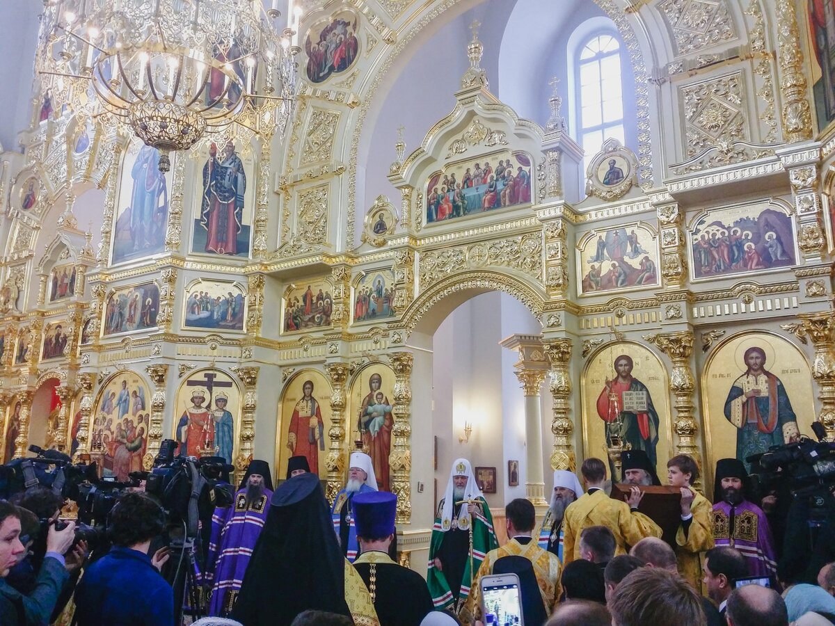 Иконостас  Вознесенского Собора Крестовоздвиженского Ставропигиального женского монастыря в с. Лукино Московской области, работа мастерской "Палехский Иконостас"