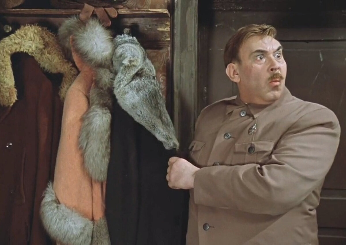 Кадр из кинофильма "Не может быть!", 1975 г., режиссер Леонид Гайдай, сценаристы Владлен Бахнов, Леонид Гайдай, композитор Александр Зацепин (скриншот) 