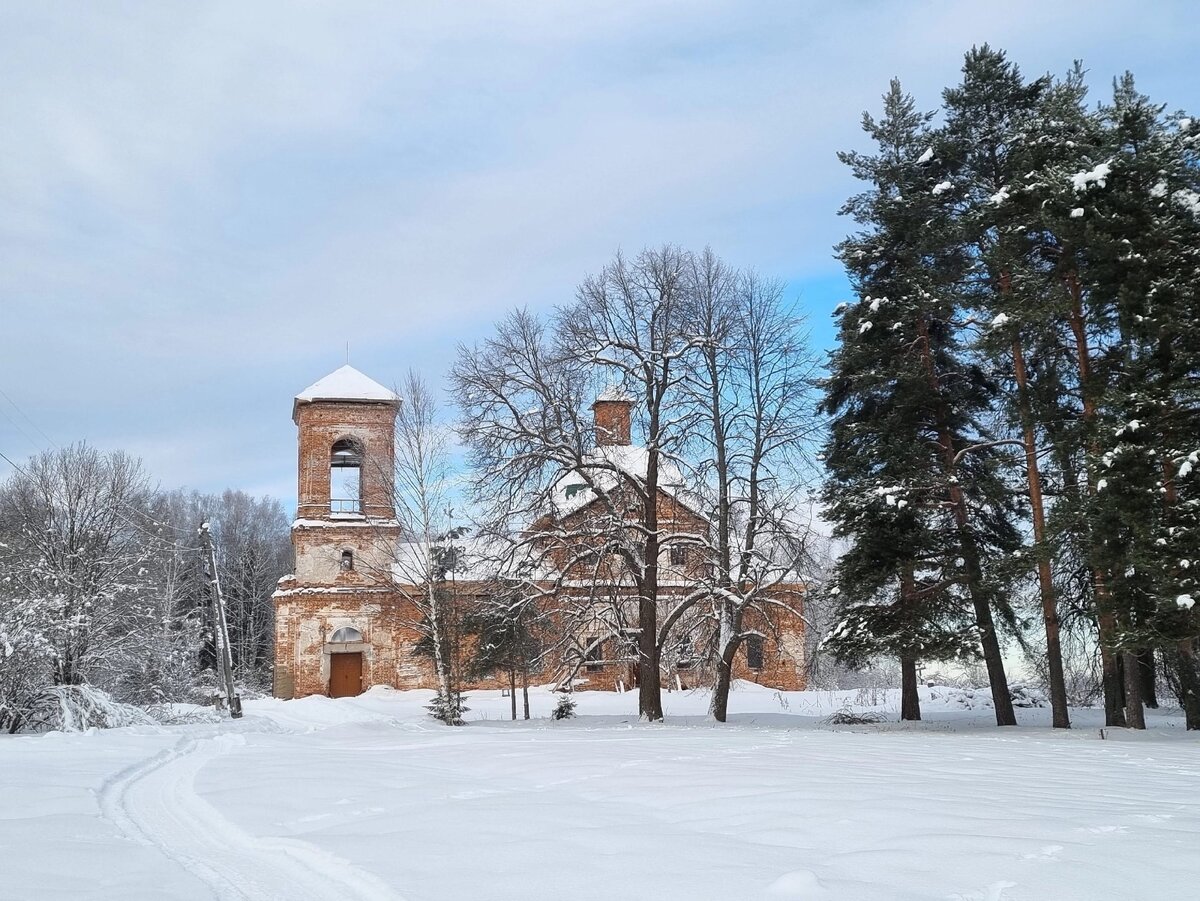Церковь в бывшем тютчевском имении Знаменское в Ярославской области. Фото: Татьяна Малофеева.