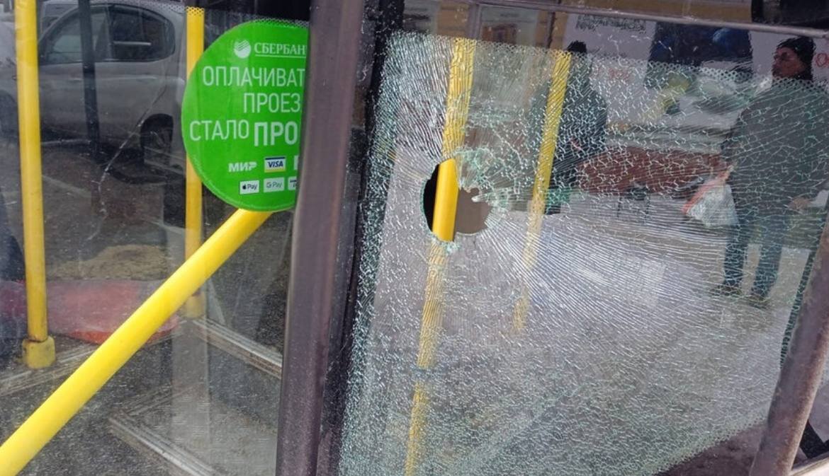 Пуля оставила вот такую "память" водителю. Фото: телеграм-канал Инцидент Смоленск 