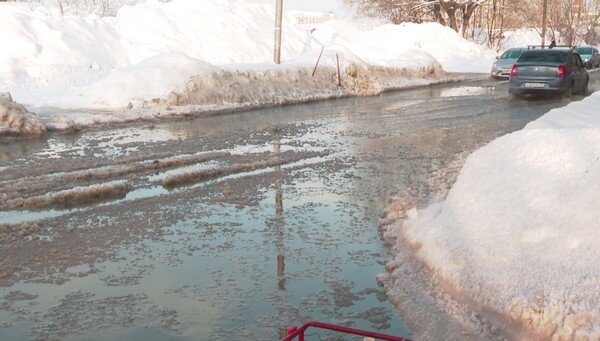     В Иванове часть улицы Кудряшова залило водопроводной водой