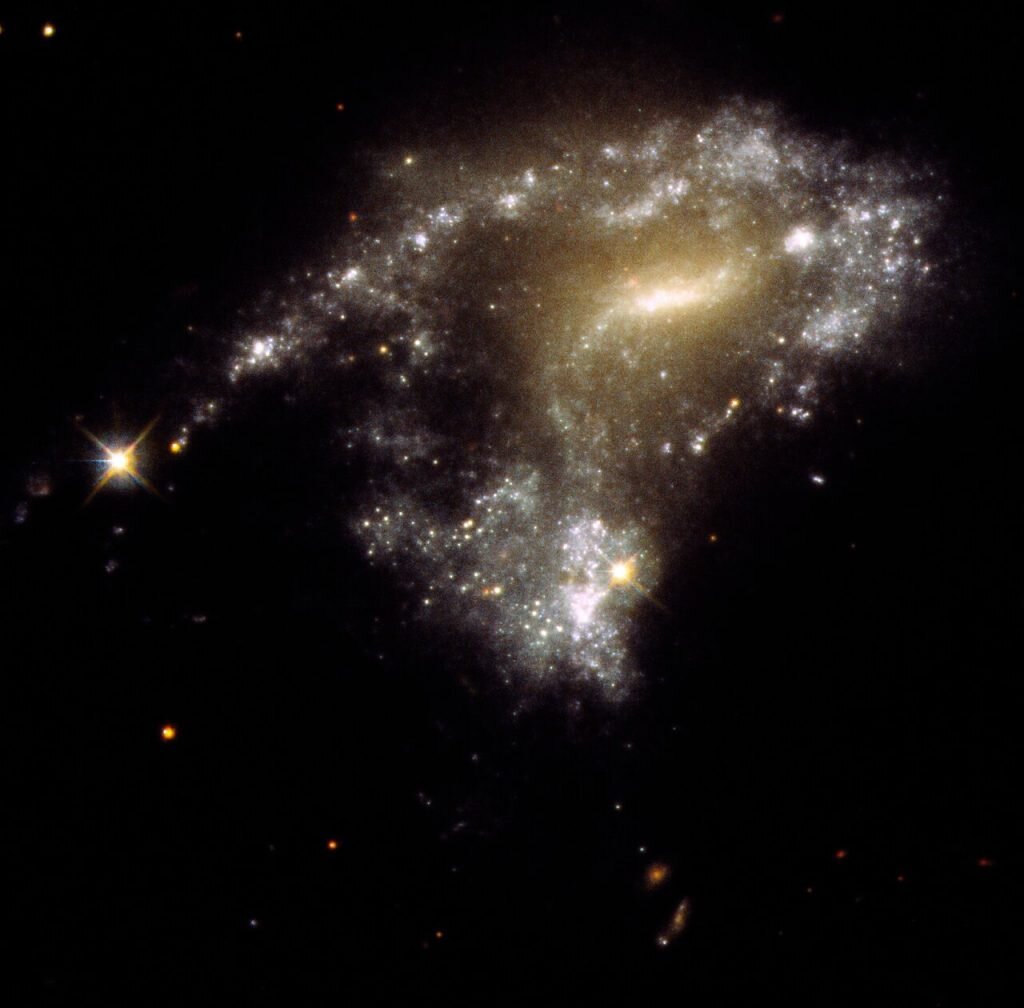 Космический телескоп изучает формирование новых областей звездообразования в результате столкновения галактик.-2