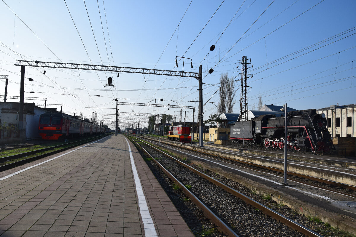 На железнодорожном вокзале г. Дербента. Фото автора канала "Приключения Тома Сойера".