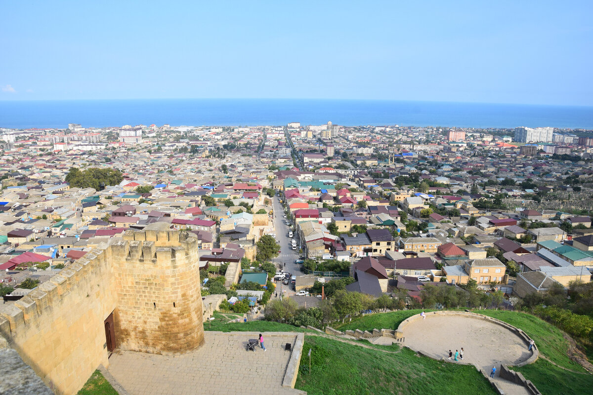 Панорама Дербента со стены цитадели Нарын-Кала. Фото автора канала "Приключения Тома Сойера".