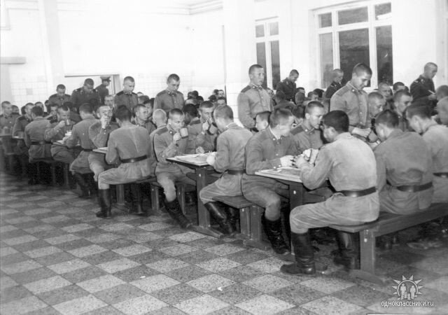 Елань, курсантская столовая...
