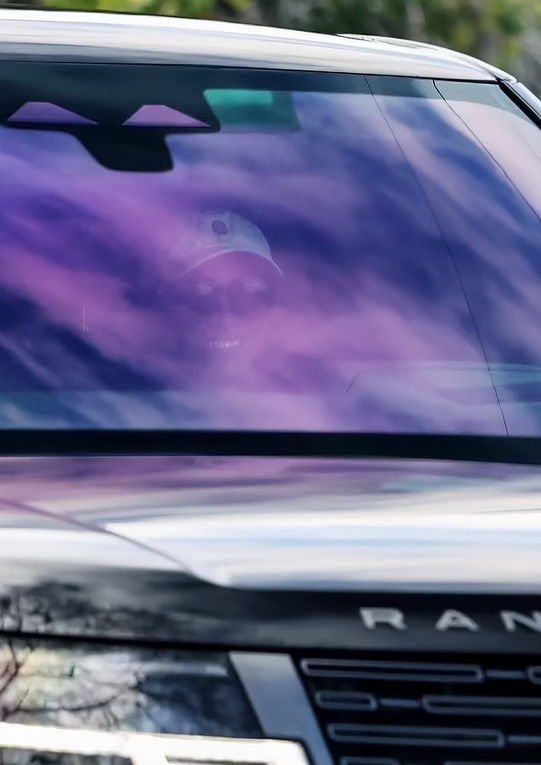 Меган Маркл сияла улыбкой, проезжая в среду мимо своего дома стоимостью 14 миллионов долларов в Монтесито, Калифорния. Фото: BackGrid/ Daily Mail