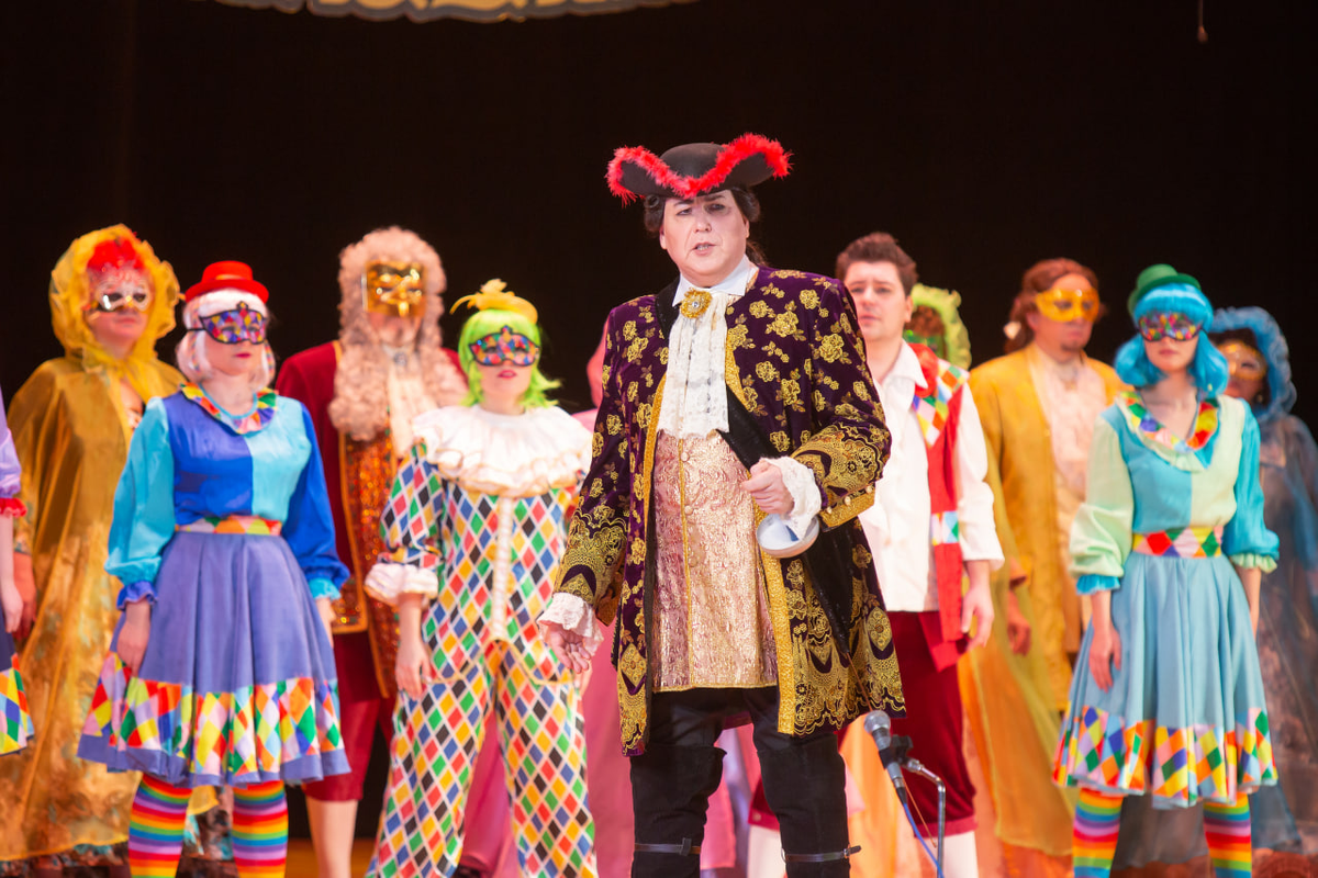 одежда на мюзикл зрители. мулен руж мюзикл. нижегородский цирк шоу одиссея. зрители мюзикла. зрители мюзикла.