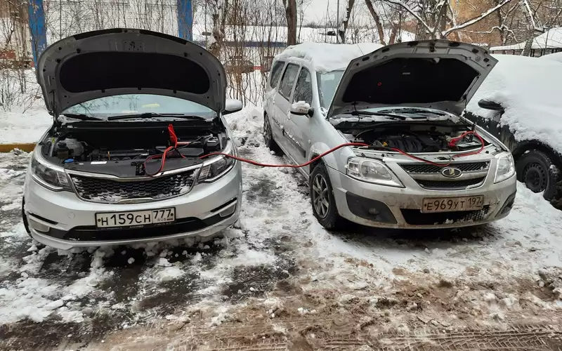 капот аккумулятор зима. не заводится автомобиль зимой. подготовить аккумулятор к зиме на машине. аккумулятор для прикуривания автомобиля. машина заводится.