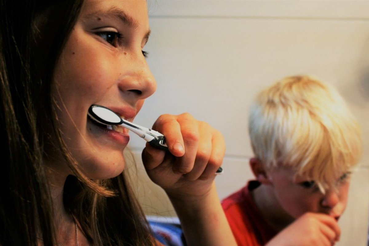 Стоматолог Игорь Золотницкий объяснил, когда необходима чистка зубов, а когда – ополаскивание.